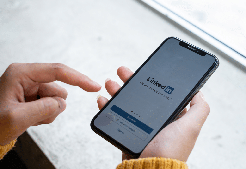 Téléphone affichant Linkedin tenu par une personne